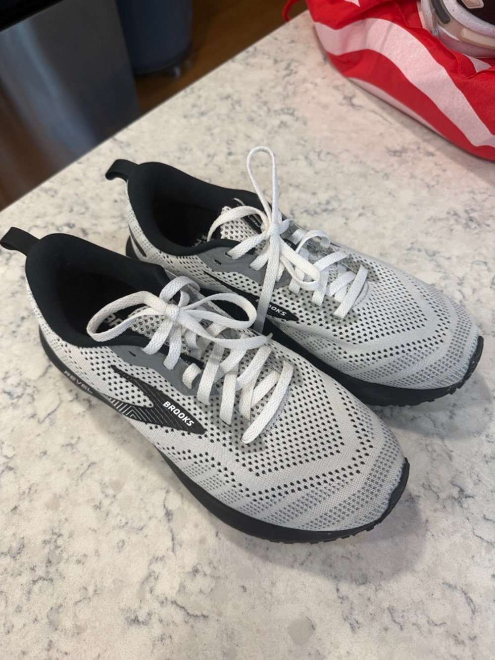 Brooks Revel 6 Running Shoes White Black Mesh Athletic Sneakers Size 7.5